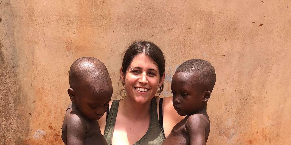 Une membre de l’association aux côtés de deux enfants