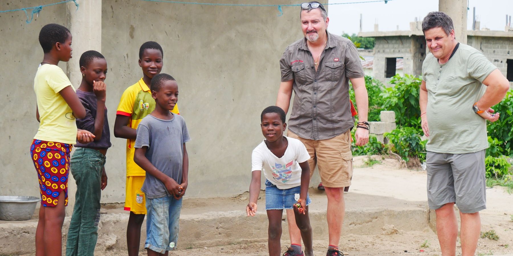 Des membres de l’association rencontrent des enfants